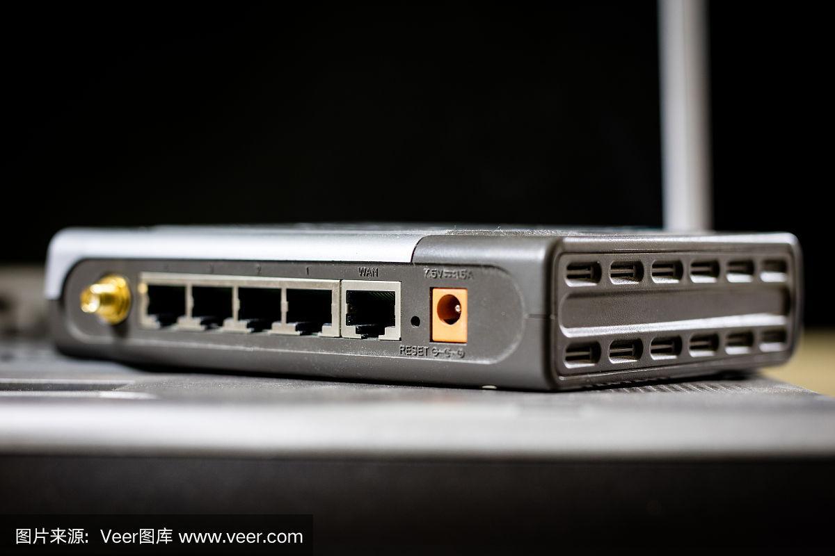 舞台上的网络集线器和rj45电缆.用于联网的计算机附件
